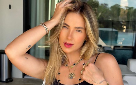 Virginia Fonseca em foto publicada no Instagram, com a mão na cabeça