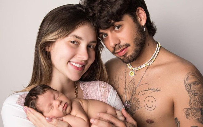 Virginia Fonseca e Zé Felipe seguram Maria Flor no colo