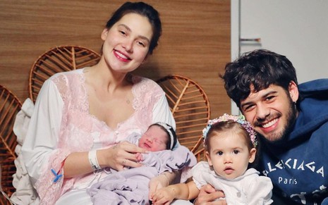 Virginia Fonseca na maternidade com Maria Flor no colo, Zé Felipe e Maria Alice ao seu lado