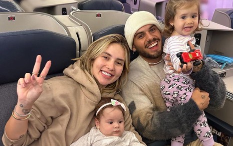 Virginia Fonseca, Zé Felipe e as filhas posam dentro de um avião