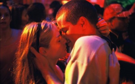 Vitória Frate e Thiago Martins quase se beijando em uma festa
