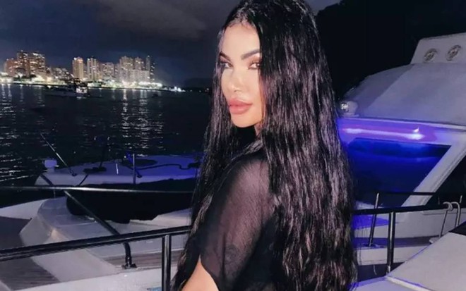 Vitória Guarizo posando com cara séria