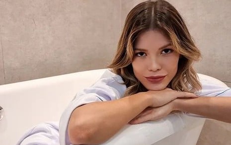 Vitória Strada se debruça dentro de banheira e posa para a câmera em foto publicada em seu Instagram