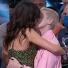Vitoria Strada beija a noiva Marcela Ricca no palco do Domingão