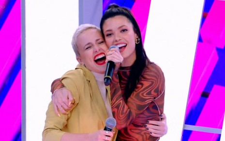 Marcella Rica e Vitória Strada sorridentes durante participação no Caldeirão, da Globo