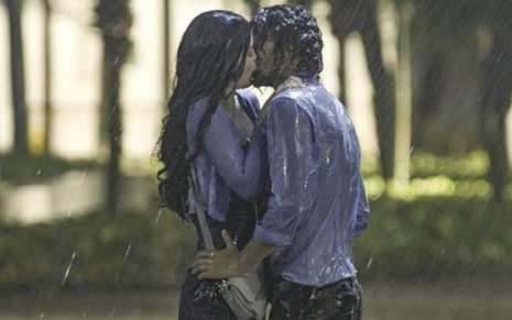 Em um parque, Kyra/Cleyde (Vitória Strada) beija Rafael (Bruno Ferrari) em cena na chuva de Salve-se Quem Puder