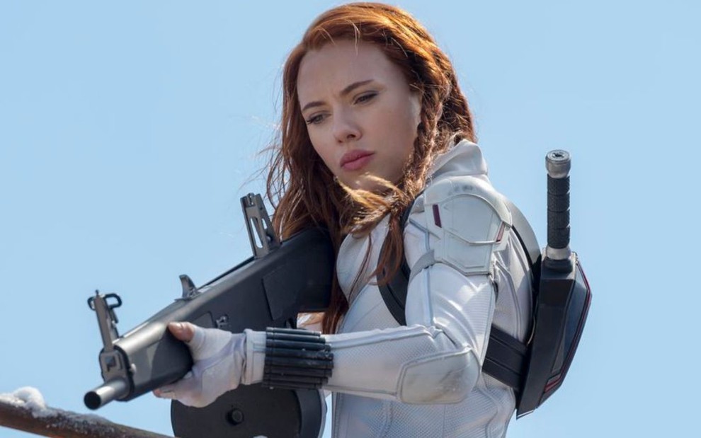 Scarlett Johansson como a Viúva Negra; a personagem está de roupa branca e apontando uma arma para baixo no filme Disney+