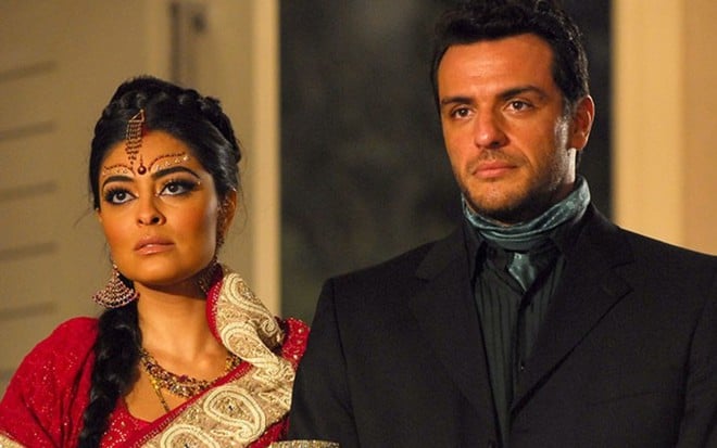 Juliana Paes, caracterizada como Maya, e Rodrigo Lombardi, o Raj, em cena de Caminho das Índias; ambos tem o semblante abatidos em meio a cerimônia de casamento tradicional indiana