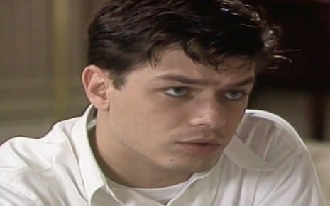 Fabio Assunção, caracterizado como Jorge, tem olhar fixo em ponto fora do quadro durante cena de Sonho Meu