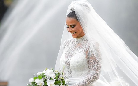 Viviane Araujo vestida de noiva, sorrindo