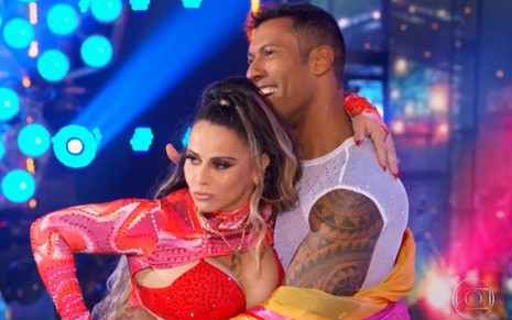 Viviane Araujo e Rodrigo Oliveira dançando funk na Super Dança dos Famosos neste domingo (1º)