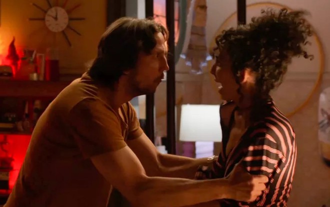 Neném (Vladimir Brichta) segura Tina (Agnes Brichta) pelo braço em cena da novela Quanto Mais Vida, Melhor