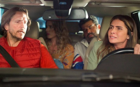 Atores Vladimir Brichta, Karina Dohme, Marcelo Flores e Giovanna Antonelli surgem juntos dentro de carro em Quanto Mais Vida, Melhor!