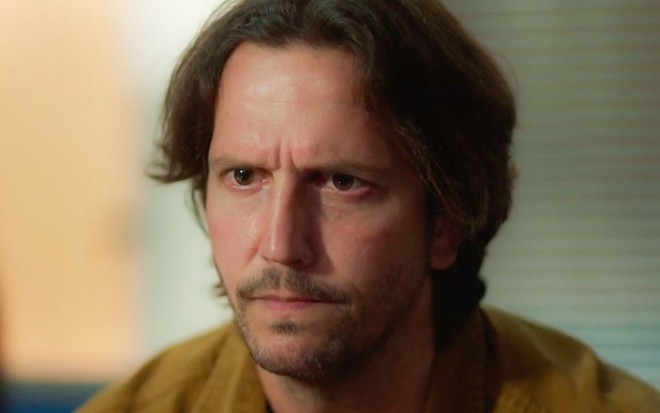 Ator Vladimir Brichta olha para frente com cara de tenso em cena de Quanto Mais Vida, Melhor