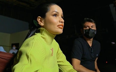 Imagem de Juliette Freire com vestido verde em cena do documentário Você Nunca Esteve Sozinha, do Globoplay