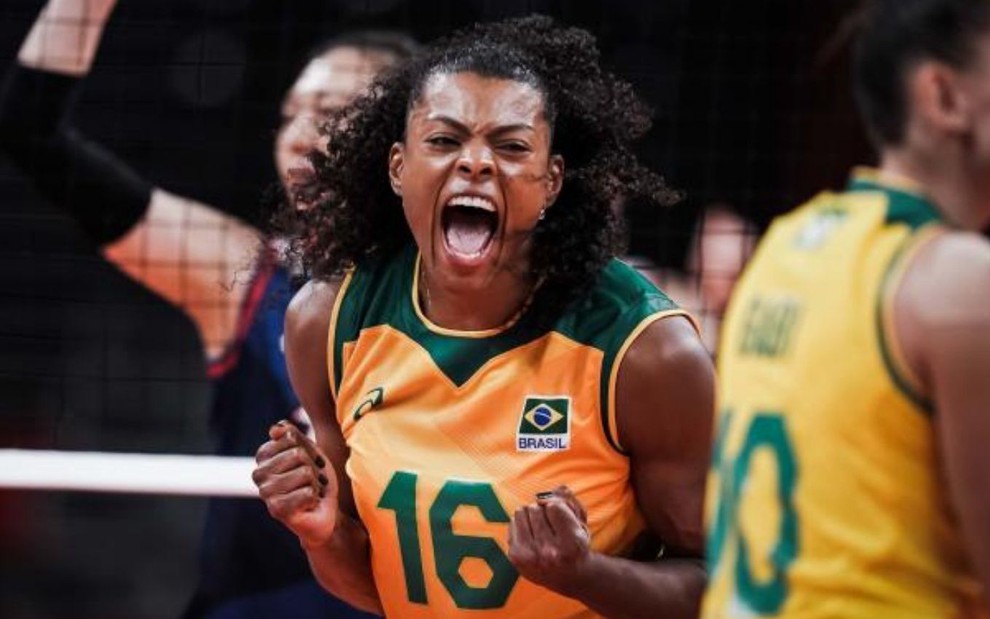Fernanda Garay grita e vibra em jogo da seleção feminina de vôlei do Brasil nas Olimpíadas de Tóquio
