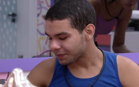 Vinicius Fernandes arruma maleta de maquiagens no BBB 22 e chora ao relembrar pobreza