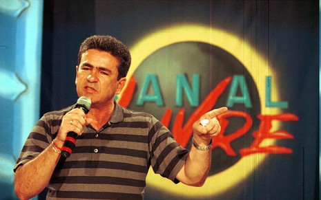 Wallace Souza com uma camisa listrada, no cenário do programa Canal Livre, que fez sucesso na televisão do Amazonas nos anos 1990 e 2000