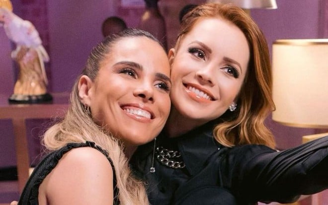 Imagem de Wanessa Camargo (à esq.) e Sandy abraçadas