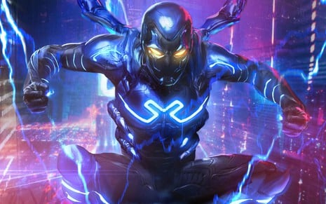 Besouro Azul está em posição de ataque, com sua armadura emitindo um brilho azul e com um fundo psicodélico