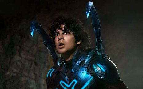 Com a armadura do Besouro Azul, Xolo Maridueña tem expressão de surpresa em cena do filme