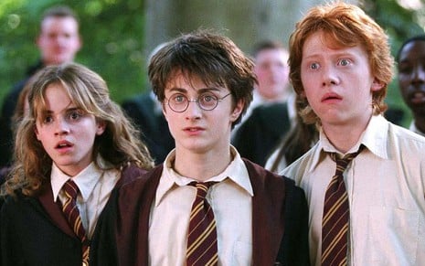 Emma Watson, Daniel Radcliffe e Rupert Grint têm expressões de surpresa em filme de Harry Potter