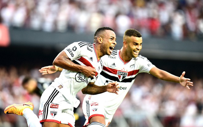 Wellington e Alysson comemoram gol do São Paulo e usa uma camisa branca