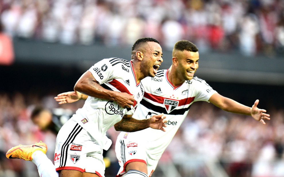 Wellington e Alysson comemoram gol do São Paulo e usa uma camisa branca