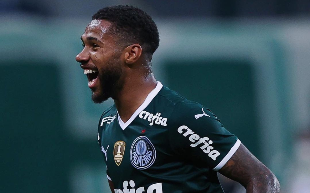 Wesley, do Palmeiras, comemorando gol vestindo uniforme verde