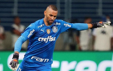 Weverton, goleiro do Palmeiras, jogando pelo clube com uniforme inteiro azul
