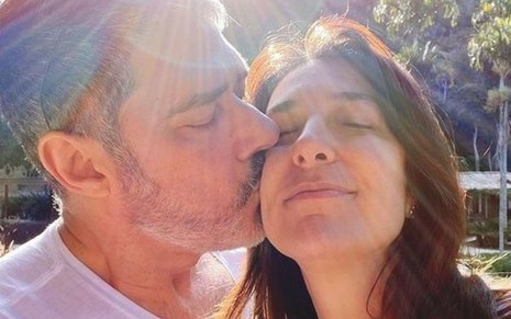 De olhos fechados, William Bonner beija o rosto de Natasha Dantas em foto publicada no Instagram