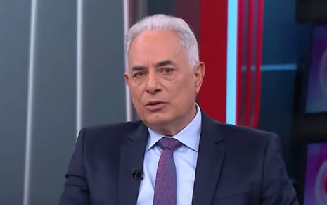 William Waack na CNN Brasil com um terno preto e uma gravata roxa