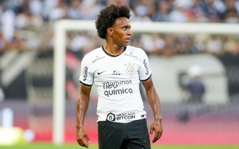 Willian, do Corinthians, joga com uniforme branco