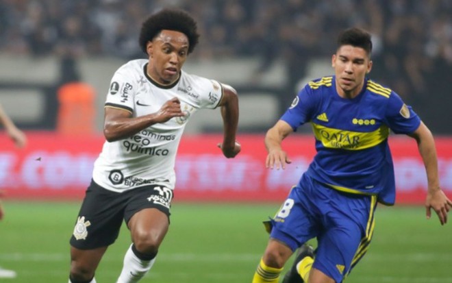 Willian e Pol Fernández correndo atrás da bola no jogo entre Corinthians e Boca Juniors