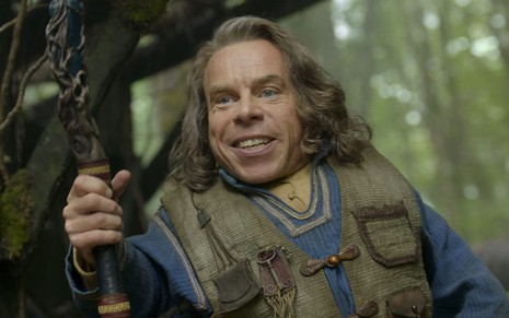 Warwick Davis em cena da série Willow, do Disney+