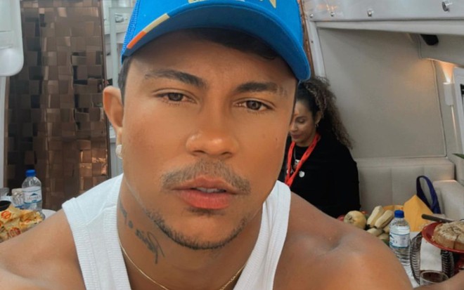 O cantor Xamã em selfie tirada por ele, com expressão séria, regata branca