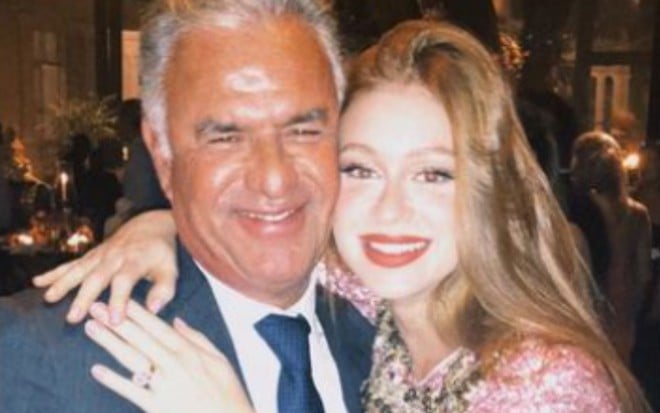 Marina Ruy Barbosa abraçada com o ex-sogro, Xandy Negrão