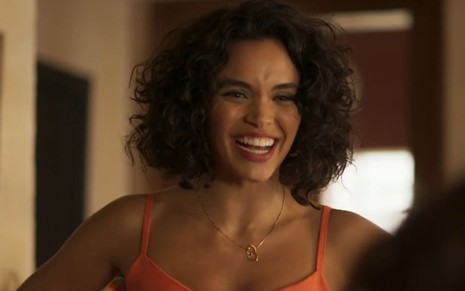 Giovana Cordeiro dá risada em cena como Xaviera na novela Mar do Sertão