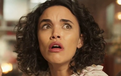 Giovana Cordeiro com expressão de pavor em cena como Xaviera na novela Mar do Sertão