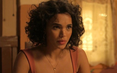 Giovana Cordeiro com cabelos enrolados e na altura dos ombros em cena como Xaviera na novela Mar do Sertão
