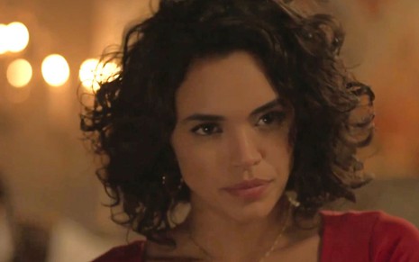 Giovana Cordeiro com expressão séria em cena como Xaviera na novela Mar do Sertão