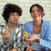 Xolo Maridueña e Bruna Marquezine se divertem de boca cheia nos bastidores de Besouro Azul