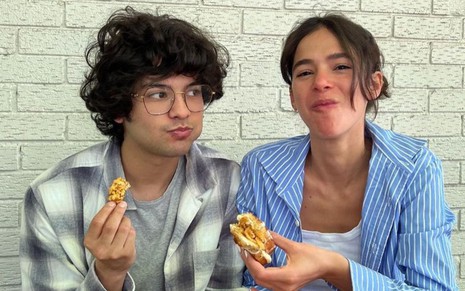 Imagem de Xolo Mariduena (à esq.) e Bruna Marquezine comendo um lanche