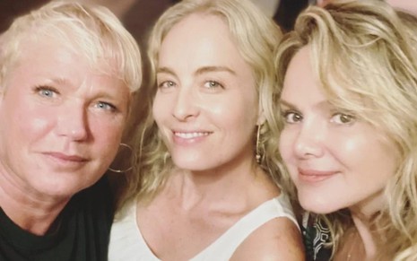Xuxa Meneghel, Angélica e Eliana estão abraçadas em selfie nas redes sociais