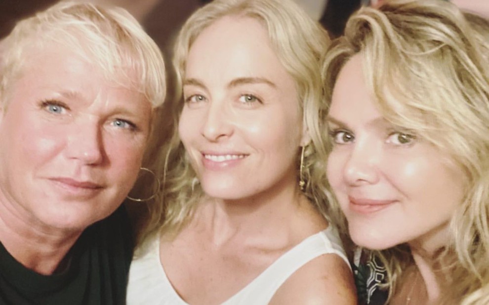 Xuxa, Angélica e Eliana lado a lado, em selfie tirada por Angélica, que sorri; Xuxa e Eliana com expressões sérias
