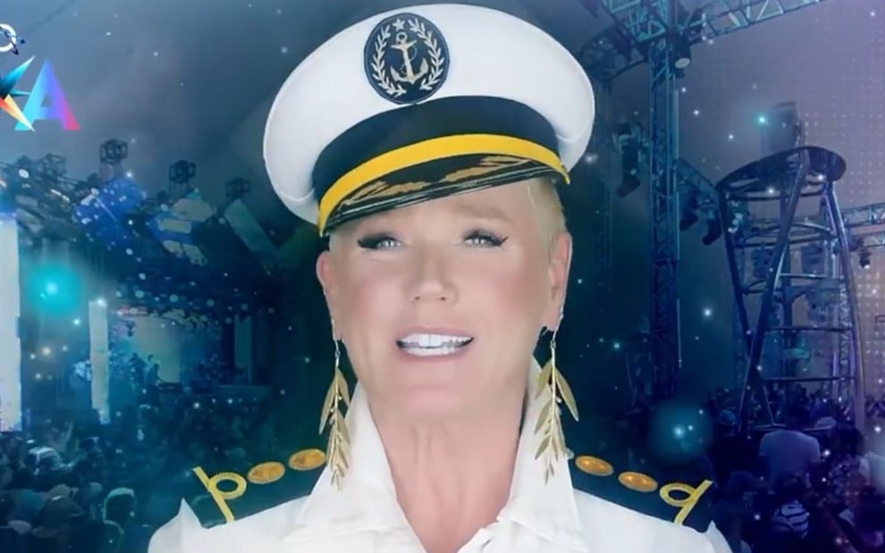 Sorridente, Xuxa com chapéu de marinheira e roupa de marinheira
