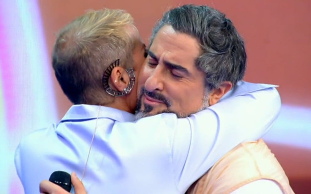 Marcos Mion abraça Xuxa Meneghel no Caldeirão com Mion