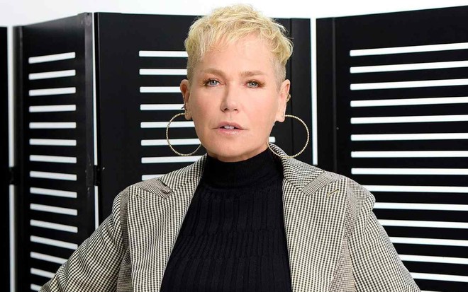 Xuxa Meneghel tem expressão séria em foto posada de seu Instagram
