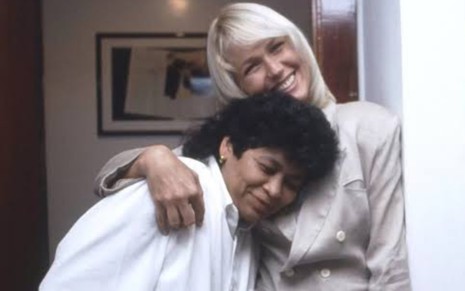 Marlene Mattos e Xuxa estão abraçadas em clique antigo