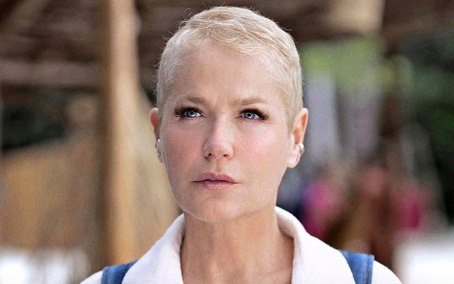 Xuxa Meneghel em bastidores de série